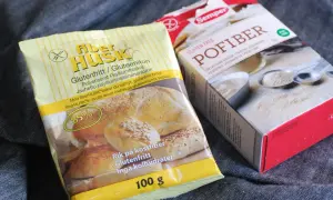 Två förpackningar med pofiber och fiberhusk, ingredienser för glutenfritt bak.