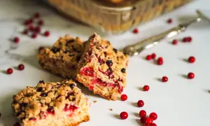 Saftig glutenfri lingonkaka med smuldeg och färska lingon. En härlig svensk klassiker!