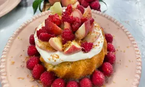 En härlig dessert med fluffig grädde, färska hallon och persikobitar. Ett perfekt softbake recept för sommaren.