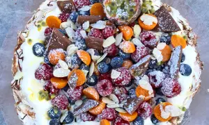 En vacker pavlova med bär, choklad och passionsfrukt. Ett perfekt pavlova recept för sommaren.