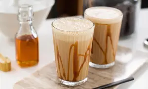 Två glas med karamellfrappé, redo att avnjutas. Ett enkelt frappe recept för en varm sommardag.