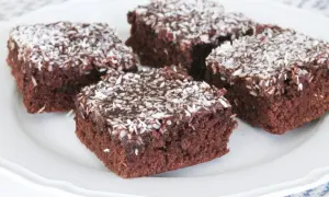 Fyra bitar chokladkaka med glasyr och kokosflingor, en klassisk snoddas kaka.