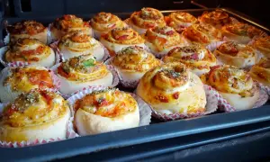 Nybakade pizzabullar i ugnen, redo att avnjutas. Ett perfekt pizzabullar recept för hela familjen.