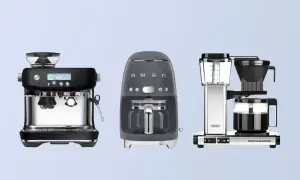 Tre olika kaffebryggare: en espressomaskin från Sage, en retro kaffebryggare från Smeg och en Moccamaster.