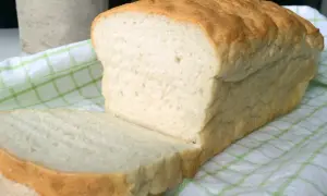 Nyttigt vitt bröd, perfekt för smörgåsar. Ett enkelt xantangummi recept ger detta fluffiga resultat.