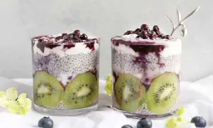 Två glas med chiapudding, kiwi och blåbär. Ett perfekt chiapudding recept för en hälsosam frukost eller mellanmål.