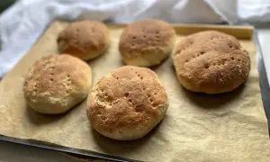 Fem nybakade bullar på en plåt, perfekta för ett semper grov mix recept.