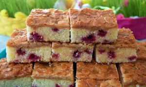 Glutenfri kaka i långpanna med körsbär och mandeltopping. En härlig glutenfri kaka i långpanna med havregryn som bas, fylld med saftiga körsbär och toppad med krispiga mandelflagor.