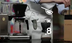 Här visas hur man brygger presskaffe i kaffebryggare. En Moccamaster, kaffekvarn och en Koppar-förpackning syns.