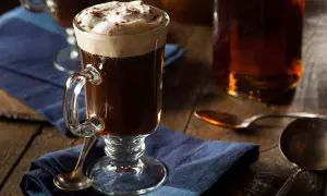 En Irish coffee med vispad grädde och kanel. En klassiker med en intressant irish coffee historia.