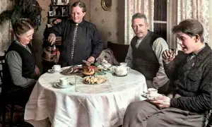 En familj samlas runt ett dukat bord för att dricka kaffe. En kvinna häller upp kaffe, en annan tittar ner, medan två män sitter och samtalar. En scen som speglar kaffe historia i Sverige.