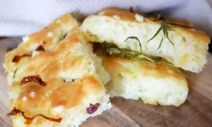 Glutenfri focaccia med rosmarin, oliver och soltorkade tomater. Leilas recept på glutenfri focaccia är en succé!