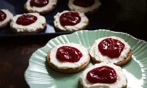 Små digestivekex med krämig topping och sylt. Perfekt för ett enkelt fika eller som inspiration till ett eget digestivekex recept.