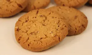 Nära bild på glutenfria bondkakor med nötter. De ser hembakade och goda ut.