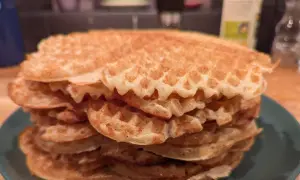En hög med gyllene, glutenfria våfflor från Semper, redo att avnjutas.