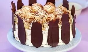 En läcker Schwarzwaldtårta glutenfri med vispgrädde, chokladspån och kakaopulver. Perfekt för alla chokladälskare!
