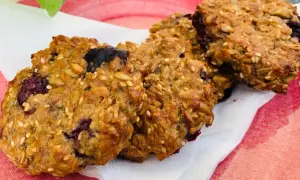 Nybakade havrekakor med bär och frön, perfekta för ett enkelt havrekakor recept.