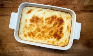 Nybakad risgrynsgröt i vit form, perfekt för ett mysigt risgrynspudding recept.