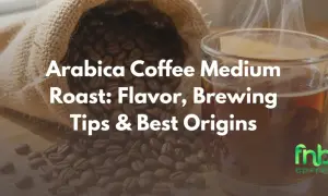 En säck med kaffebönor och en ångande kopp kaffe. Texten lyder "Arabica Coffee Medium Roast: Flavor, Brewing Tips & Best Origins".