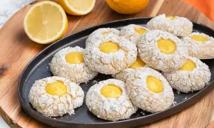 Småkakor med en fyllning av syrlig lemon curd, pudrade med florsocker. Perfekta till fikat!