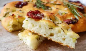 En saftig glutenfri focaccia med soltorkade tomater och rosmarin. Perfekt att baka glutenfritt till fikat.