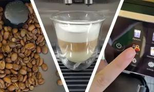 Kaffebönor, en perfekt lagerdelad dubbel macchiato i ett glas och en finger som väljer "Profiler" på en kaffemaskins display.