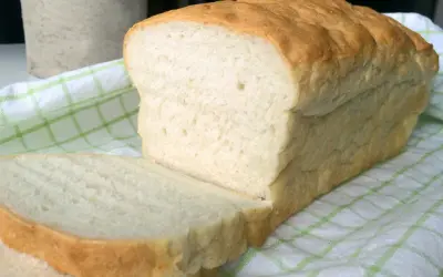 Nyttigt vitt bröd, perfekt för smörgåsar. Ett enkelt xantangummi recept ger detta fluffiga resultat.