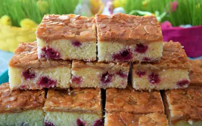 Glutenfri kaka i långpanna med körsbär och mandeltopping. En härlig glutenfri kaka i långpanna med havregryn som bas, fylld med saftiga körsbär och toppad med krispiga mandelflagor.