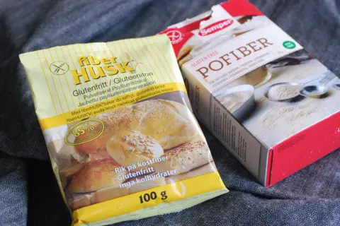 Två förpackningar med pofiber och fiberhusk, ingredienser för glutenfritt bak.