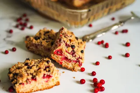 Saftig glutenfri lingonkaka med smuldeg och färska lingon. En härlig svensk klassiker!