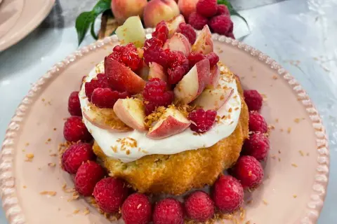 En härlig dessert med fluffig grädde, färska hallon och persikobitar. Ett perfekt softbake recept för sommaren.