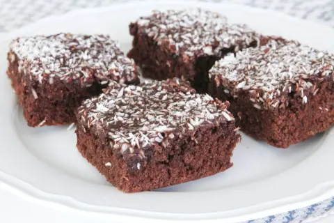 Fyra bitar chokladkaka med glasyr och kokosflingor, en klassisk snoddas kaka.