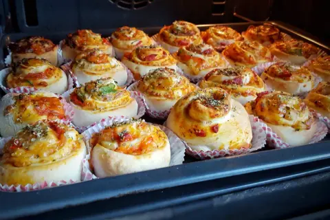 Nybakade pizzabullar i ugnen, redo att avnjutas. Ett perfekt pizzabullar recept för hela familjen.