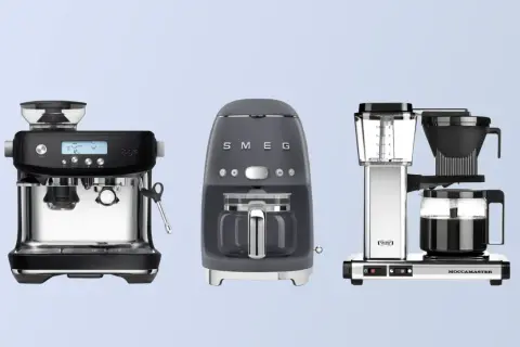 Tre olika kaffebryggare: en espressomaskin från Sage, en retro kaffebryggare från Smeg och en Moccamaster.