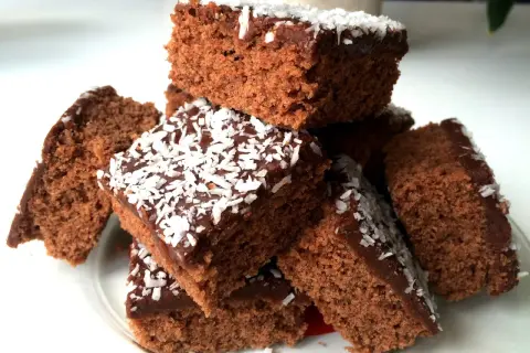 En hög med saftiga glutenfria mockarutor, toppade med chokladglasyr och kokosflingor. Perfekt för fikat!