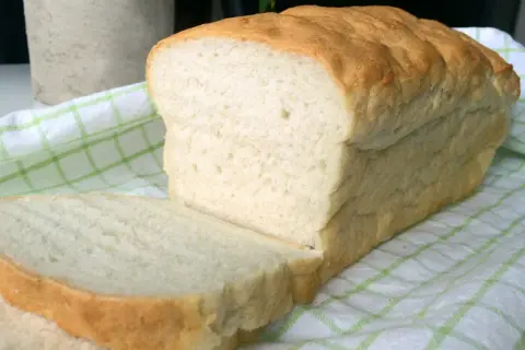 Nyttigt vitt bröd, perfekt för smörgåsar. Ett enkelt xantangummi recept ger detta fluffiga resultat.