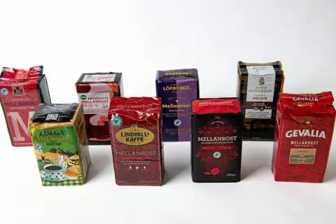 En samling kaffepaket för ett kaffe test. Här finns Mellanrost från Gevalia, Löfbergs, ICA, Arvid Nordquist, Zoégas, Lindvalls och fler.