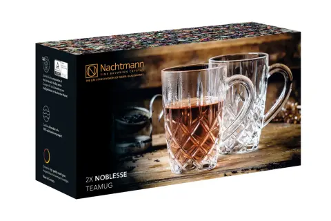 Två vackra kristallglas för te eller caffe latte, med klassiskt mönster. Perfekta för varma drycker.