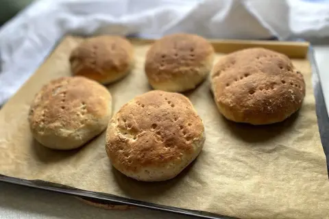 Fem nybakade bullar på en plåt, perfekta för ett semper grov mix recept.