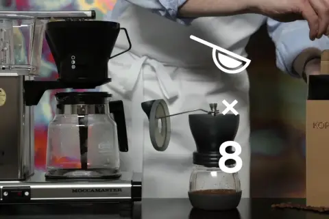 Här visas hur man brygger presskaffe i kaffebryggare. En Moccamaster, kaffekvarn och en Koppar-förpackning syns.
