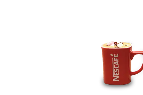 En röd Nescafé-mugg med en härlig café moca, toppad med marshmallows och choklad.