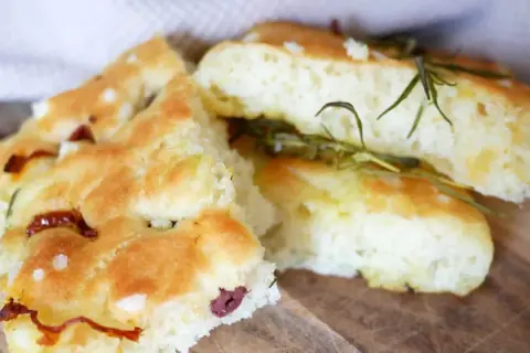 Glutenfri focaccia med rosmarin, oliver och soltorkade tomater. Leilas recept på glutenfri focaccia är en succé!
