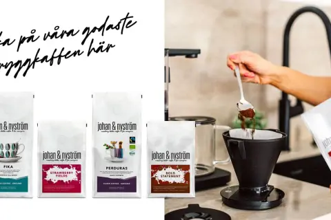 Koka kaffe på gammalt vis med Johan & Nyströms bryggkaffe. En hand häller kaffepulver i ett filter.