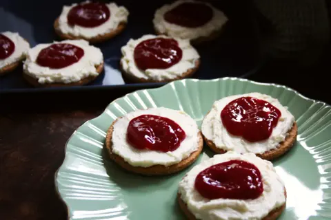 Små digestivekex med krämig topping och sylt. Perfekt för ett enkelt fika eller som inspiration till ett eget digestivekex recept.