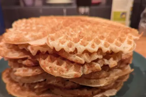 En hög med gyllene, glutenfria våfflor från Semper, redo att avnjutas.