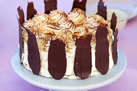 En läcker Schwarzwaldtårta glutenfri med vispgrädde, chokladspån och kakaopulver. Perfekt för alla chokladälskare!