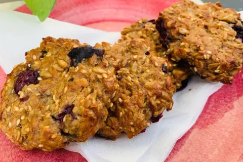 Nybakade havrekakor med bär och frön, perfekta för ett enkelt havrekakor recept.