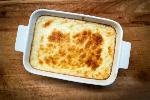 Nybakad risgrynsgröt i vit form, perfekt för ett mysigt risgrynspudding recept.