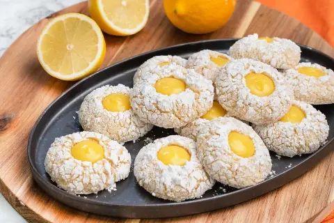 Småkakor med en fyllning av syrlig lemon curd, pudrade med florsocker. Perfekta till fikat!