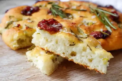 En saftig glutenfri focaccia med soltorkade tomater och rosmarin. Perfekt att baka glutenfritt till fikat.